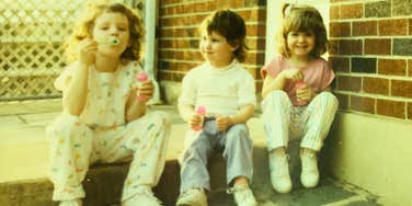 kids in the 1970s playing outside blowing bubbles