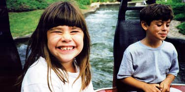 childhood experiences that quietly shape how confident you are today