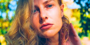 Smart Women Who Rarely Get Their Hearts Broken Notice Subtle Red Flags Early On