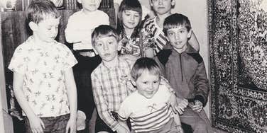 kids in the 1960s and 70s posing together for a photo
