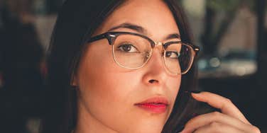Woman fakes being smart.
