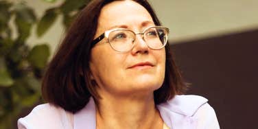 Gen-X Workers Often Have One Simple Request: Just Let Me Do My Job A female office worker sitting at her desk looking off to the side toward colleagues with a frustrated and exasperated expression.
