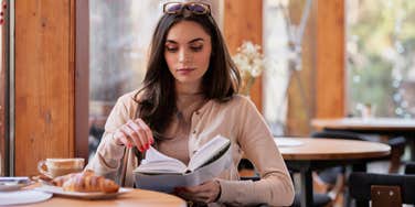 traits women read listen podcasts free time