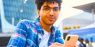  Texting Habits Gen Z Thinks Are Proper Communication But People Raised In The 60s, 70s & 80s Can't Stand