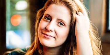 Simple Questions People With High Mental & Emotional Integrity Ask To Get People To Really Open Up Woman's warm, curious smile reflects the genuine presence behind questions that build real connection.