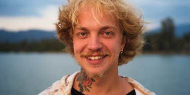 confident man with low emotional iq smiling