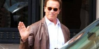 arnold schwarzenegger waves hand