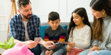 parents teaching their kids financial responsibility 