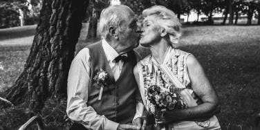 old couple kissing in black and white