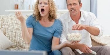 How To Enjoy Watching Sports With Your Man [VIDEO]