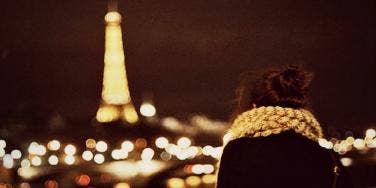 girl looking at the eiffel tower