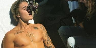 Justin Bieber Shirtless Grapes Justin Bieber Shirtless Grapes