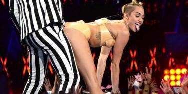 Miley Cyrus and Robin Thicke twerking at the VMAs Miley Cyrus and Robin Thicke twerking at the VMAs