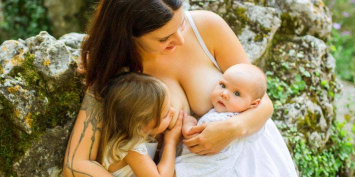 14 Of The Most BEAUTIFUL Tandem Breastfeeding Photos On Instagram