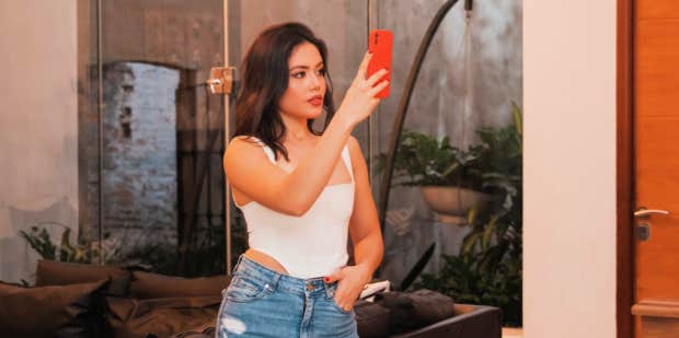 20 Ways To Fall In Love (Or Least In "Like") With Your Looks, According To Experts - Vimarsana News