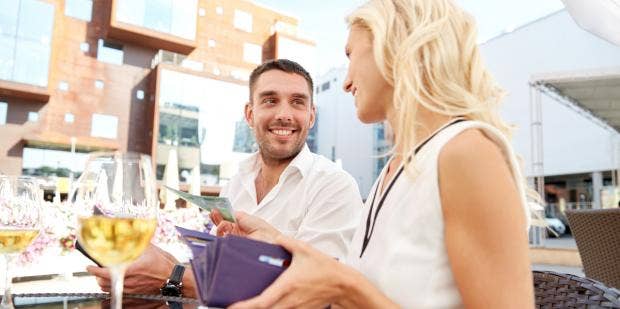 4 Reasons Why Smart Women Offer To Pick Up The Check During A Date
