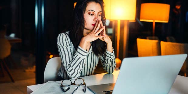 What It's Like To Deal With An Anxiety Attack At Work - Vimarsana News