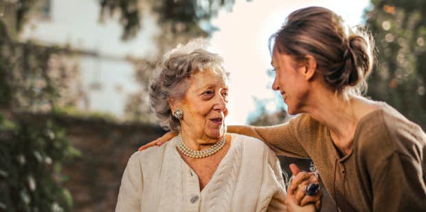 Woman Feels 'Sad' For Her Mom Who's Dating An Older Man & Says She's Missing Out On A 'Full Life' - Vimarsana News