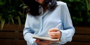7 Scientific Reasons Left-Handed Women Make The BEST Wives