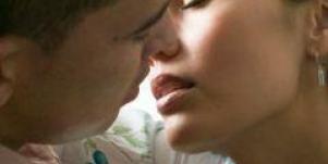 couple kissing