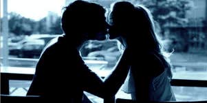 couple kissing