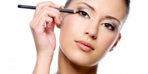 How To Apply Eyeliner For Any Type Of Date Night 