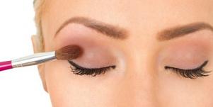 girl applying eyeshadow