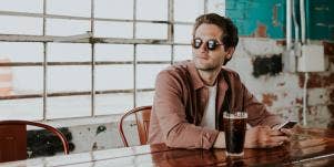 Online Dating Red Flags & Types Of Men To Avoid
