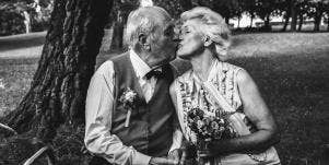 old couple kissing in black and white
