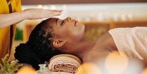 woman getting a reiki energy healing