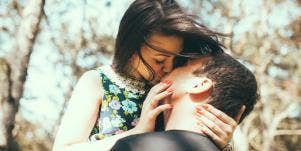 couple kissing outside