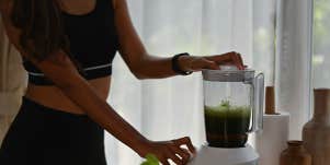woman making green smoothie