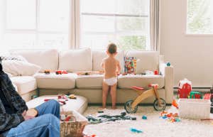 6 Lies Stay-At-Home Moms Tell Themselves Every Single Day mom, dirty clothes, hair, baby in diaper, house a mess