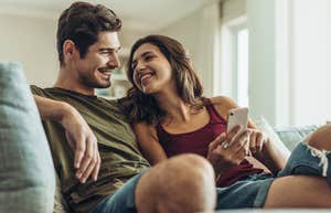 Man is love dusting a woman and she has no idea.