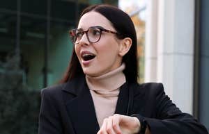 Common Complaints That Make You Sound Rude Without Knowing It, According To Renowned Psychologist Woman makes complaints and sounds rude.