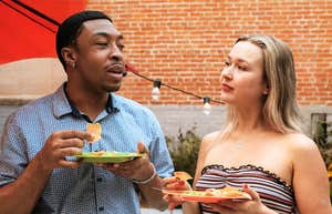 People Who Are Good At Reading People Always Use These Tricks Woman reading people while having a conversation.