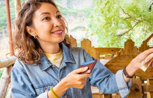 People Who Always Tip 20% Usually Have These Traits