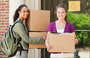 students moving into dorm