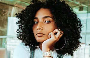 ocused professional at a desk, illustrating habits top five percent of efficient people avoid to stay productive