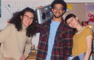 Etiquette Rules From The 1990s That Quietly Disappeared Without Anyone Noticing 1990s teenagers abiding by etiquette rules