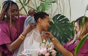 After Bride Explains Why She Hasn’t Spoken To Her Maid Of Honor Since Her Wedding, People Side With The MOH