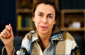 Why Some People Suddenly Seem To Age So Much Faster Than Their Friends, According To Research A smiling middle-aged woman looking healthy and vibrant at home; illustrating the scientific gap between those who age rapidly due to stress or genetics and those who maintain a youthful appearance.