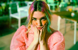 Distinct Traits Of People Who Deliberately Ignore Popular Shows, Food And Clothes Just Because Everyone Likes It unique rebellious woman ignoring things everyone likes