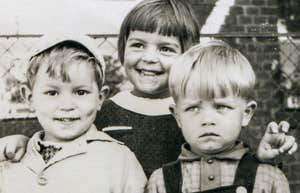 People Raised In The 60s And 70s Would Be Embarrassed Not To Know How To Do Things siblings growing up in the 1960s smiling for a photo
