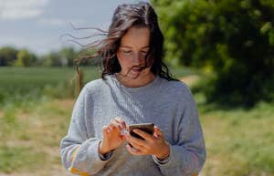 Woman has iPhone tricks to not get distracted.