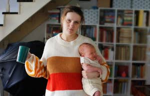 Common Phrases People Say That Unintentionally Make Even Good Moms Feel Like They’re Failing Mom feels like she is failing.