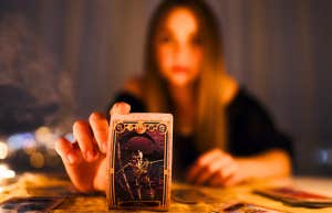 psychic doing a reading