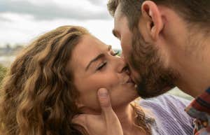 4 Questions To Ask Yourself At The Start Of A Relationship (If You Want It To Last) couple kissing