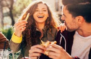 5 Subtle Body Language Clues That Hint He Is Feeling You, Girl