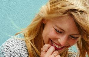 7 Subtle Ways To Flirt With Strangers (Without Looking Like A Creep) 7 Subtle Ways To Flirt With Strangers (Without Looking Like A Creep)